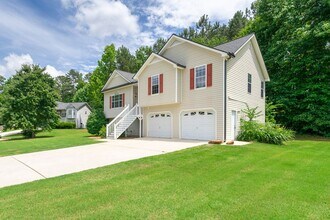 Building Photo - SPACIOUS 3 BED /2 BATH HOME