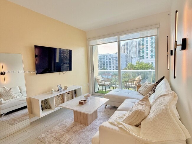 Building Photo - 321 NE 26th St