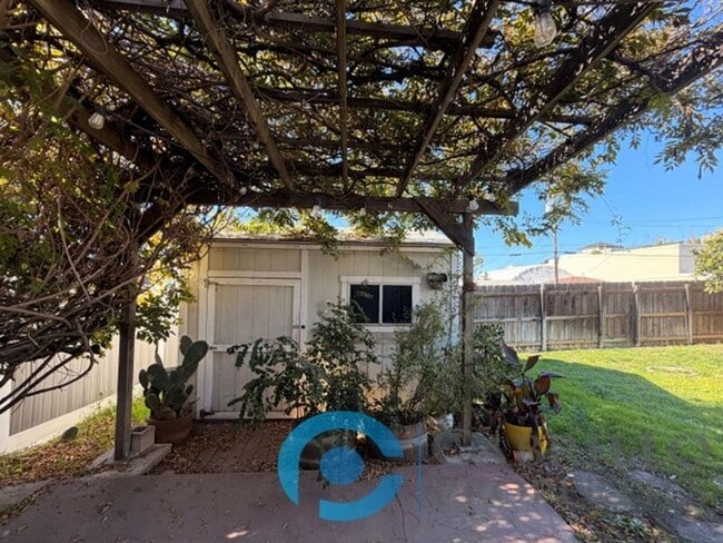 Building Photo - 2412 Chicago St