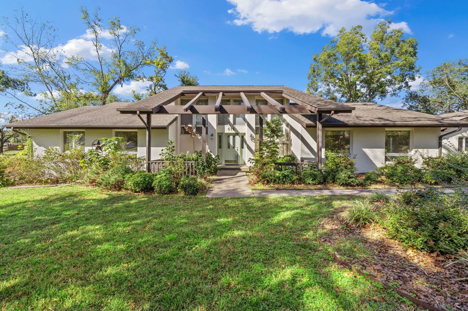 Building Photo - 515 NW D St