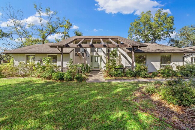 Building Photo - 515 NW D St