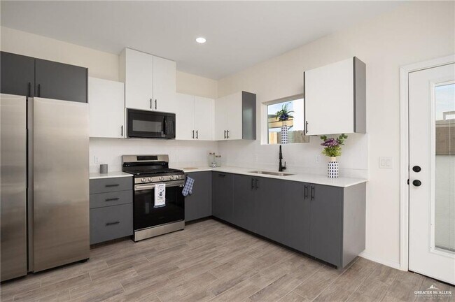 Building Photo - 1605 Karen Dr