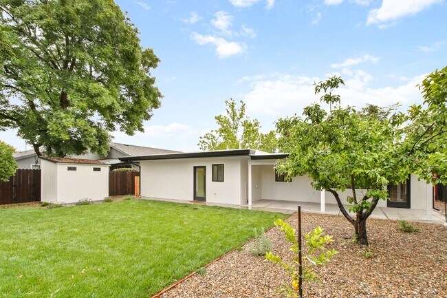 Building Photo - Central Davis 3/2 Mid Modern