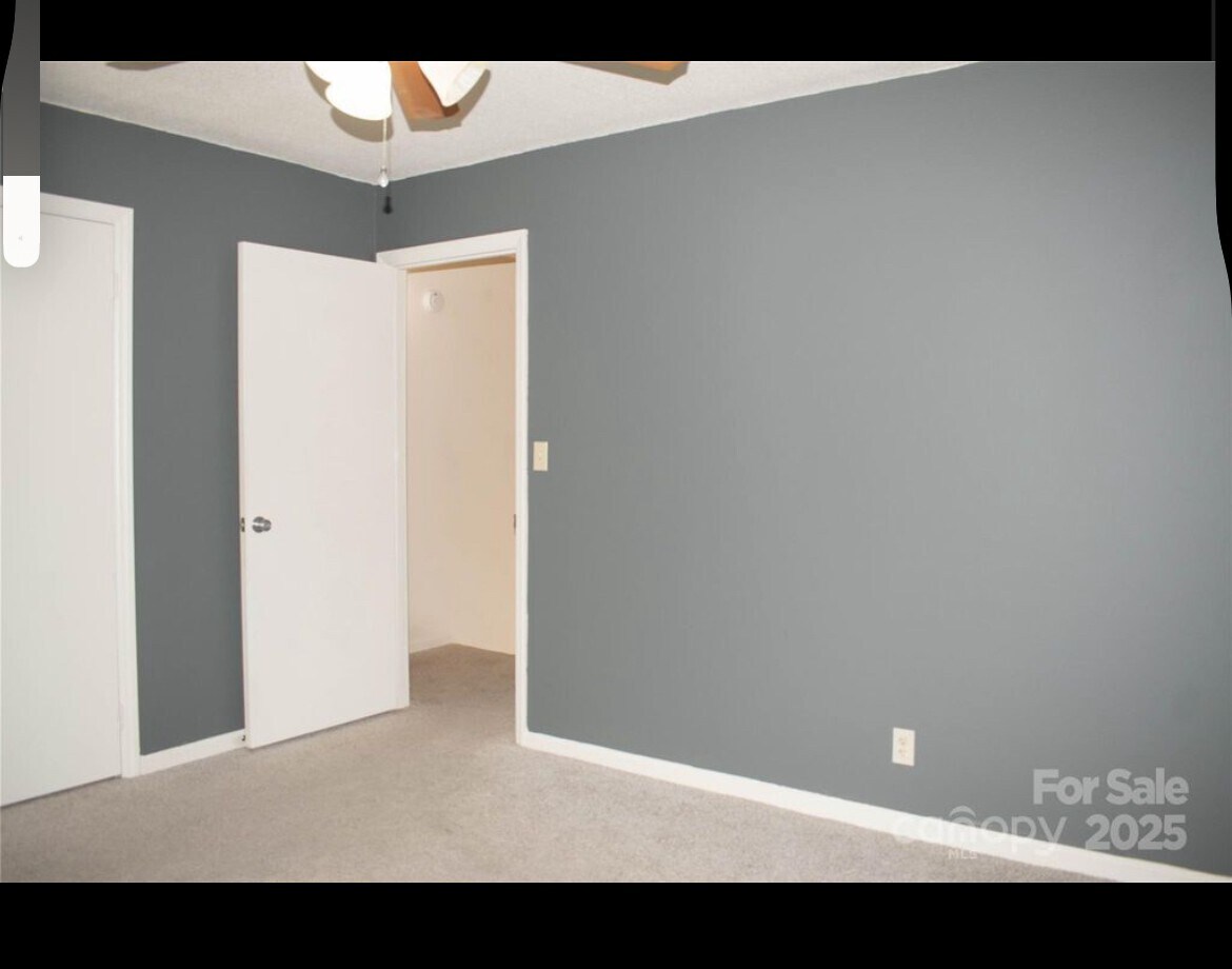 Building Photo - 1300 Larchmont Pl