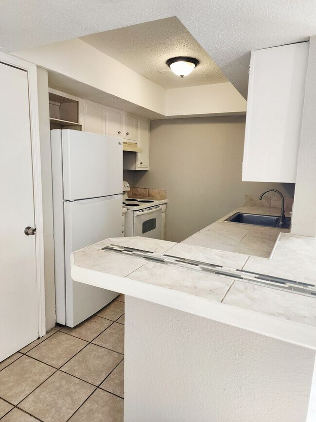 Building Photo - 1 bed 1 bath downstairs Apt in Monterey Square Apts