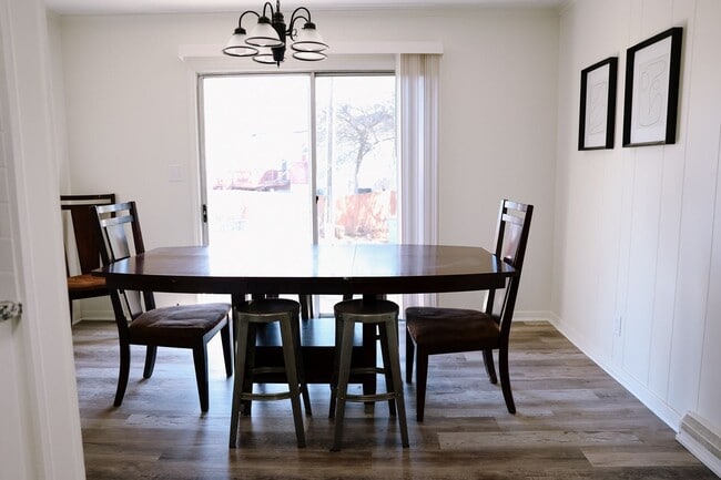 Building Photo - Spacious 3 Bedroom, 2 Bath Duplex with Att...