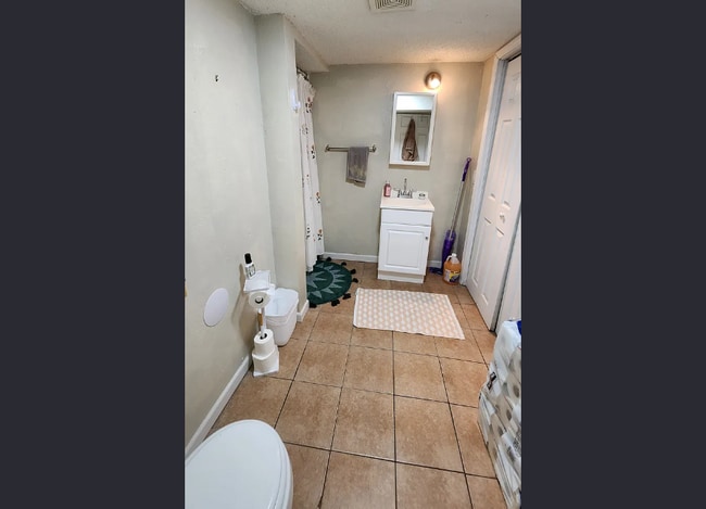 Building Photo - 1822 Roblyn Ave