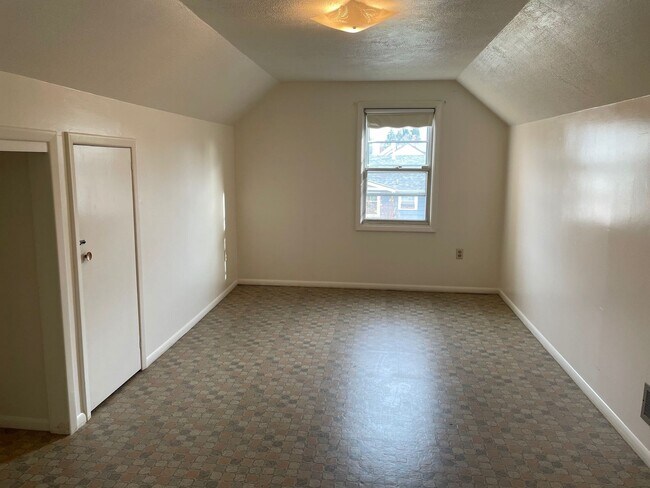 Building Photo - 5012 N Yale St