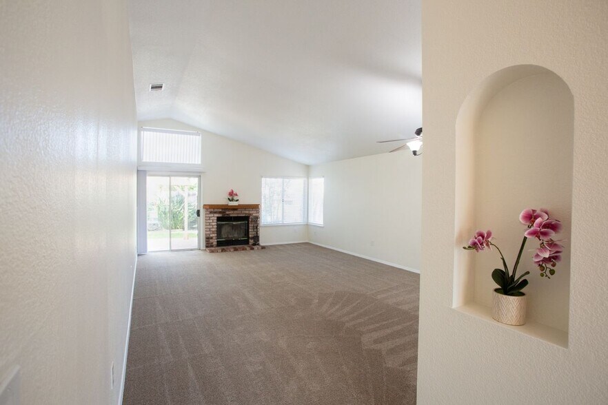 Building Photo - 767 Raven Dr