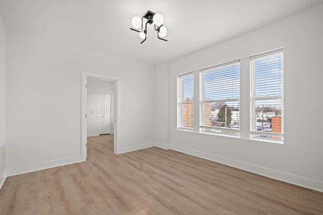 Building Photo - 3049 W Berteau Ave