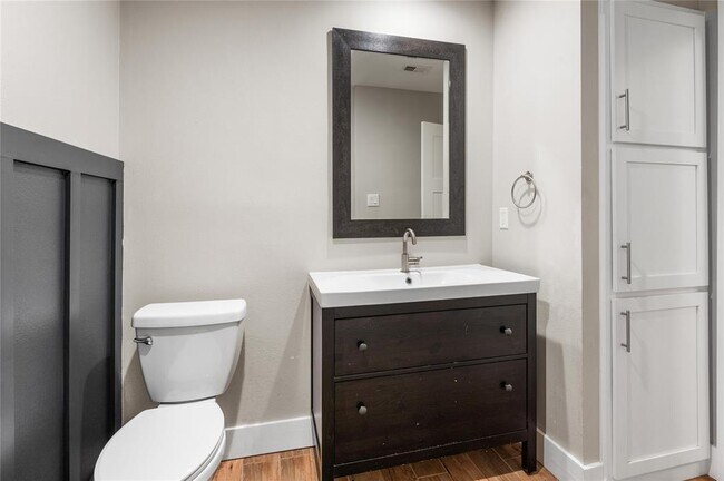 Building Photo - 1104 Durham Dr