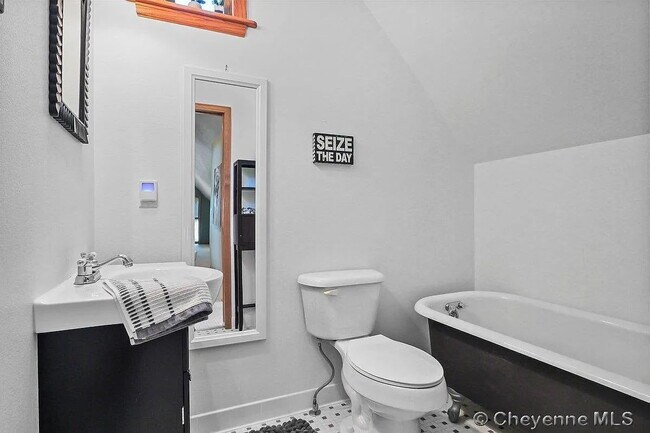 Building Photo - Charming Three Bedroom Home!