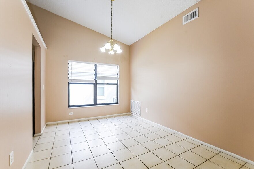 Building Photo - 1501 Woodfield Oaks Dr