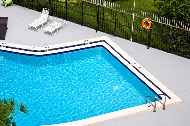 Building Photo - 9682 Fontainebleau Blvd