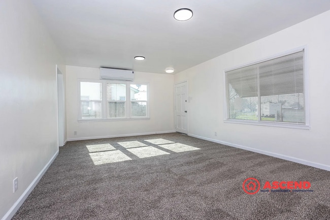 Building Photo - Charming 4 Bedroom Home!