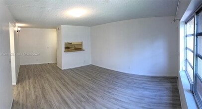 Building Photo - 1027 Twin Lakes Dr