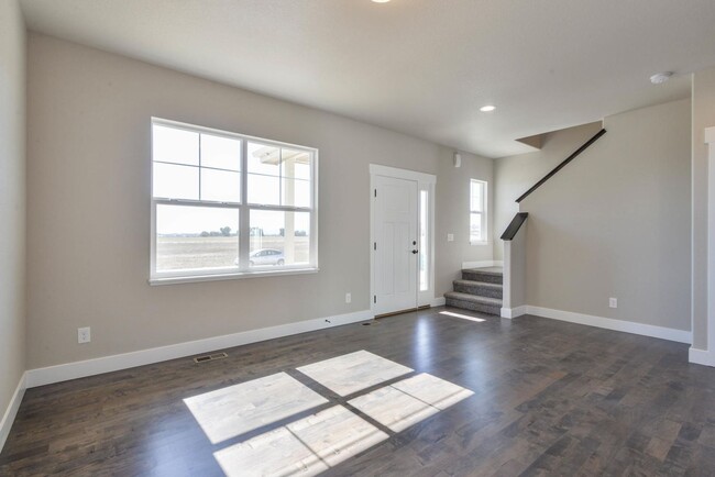 Building Photo - Beautiful 3 Bedroom, 2.5 Bath 2 Story Town...