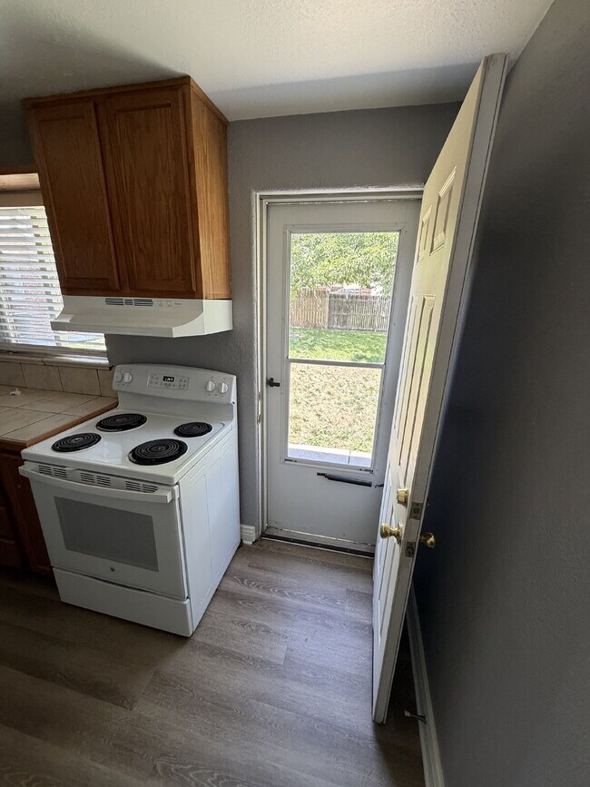 Building Photo - Freshly Updated 1-Bedroom Apartment in Denver – Move-In Ready!