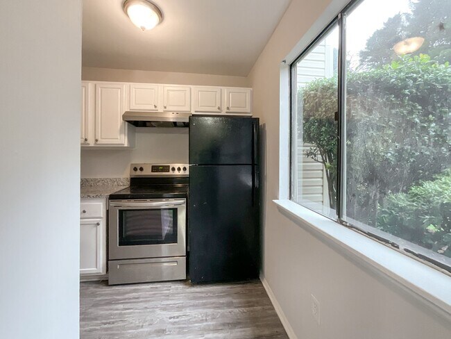 Building Photo - COMING SOON! Charming 2-Bed, 1.5-Bath Retr...