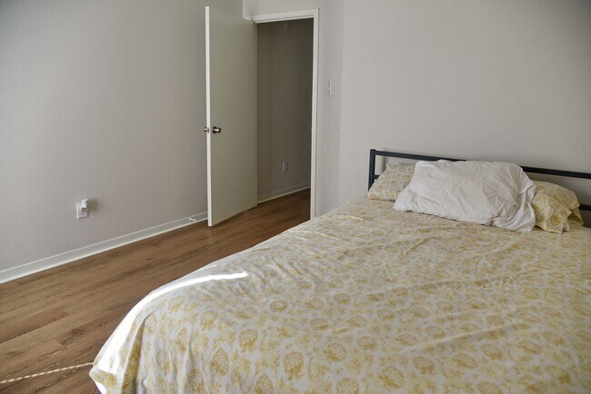 Building Photo - 1106 Mossy Branch St