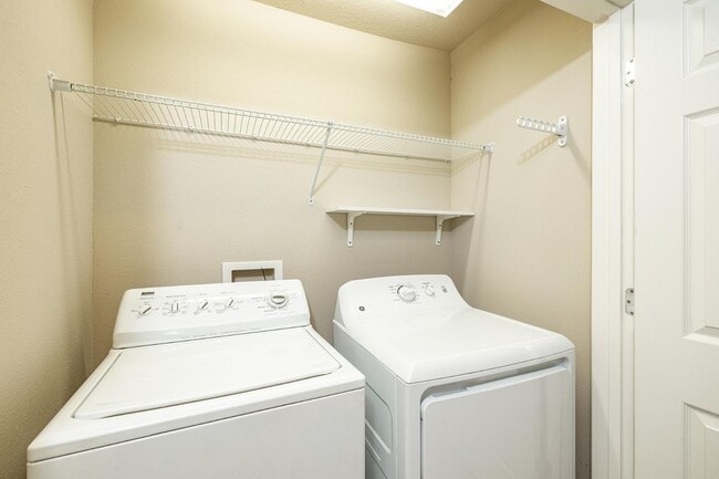 Building Photo - 7069 Woodchase Glen Dr