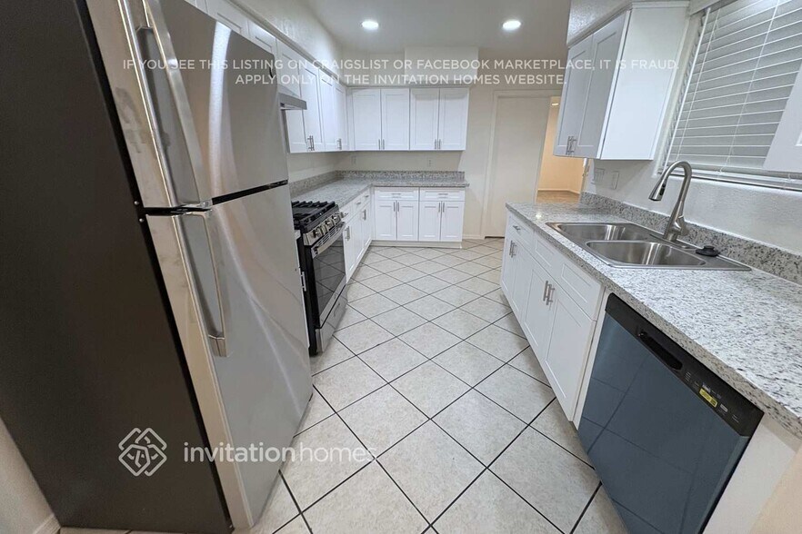 Building Photo - 7727 W Reade Ave