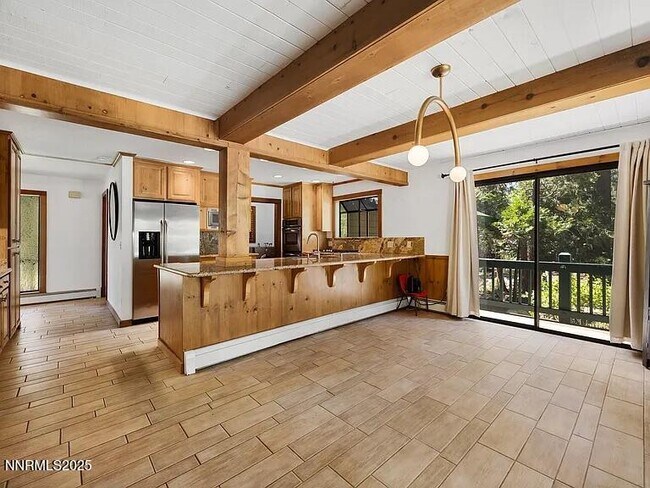 Building Photo - 445 Country Club Dr