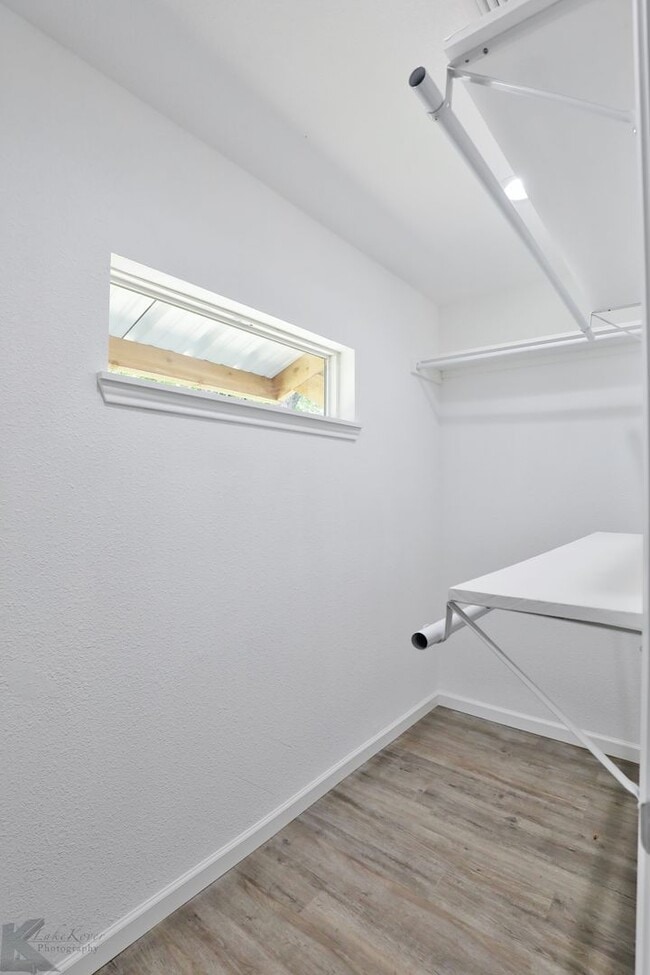 Building Photo - 3 bed, 2 bath, updated with all appliances provided!