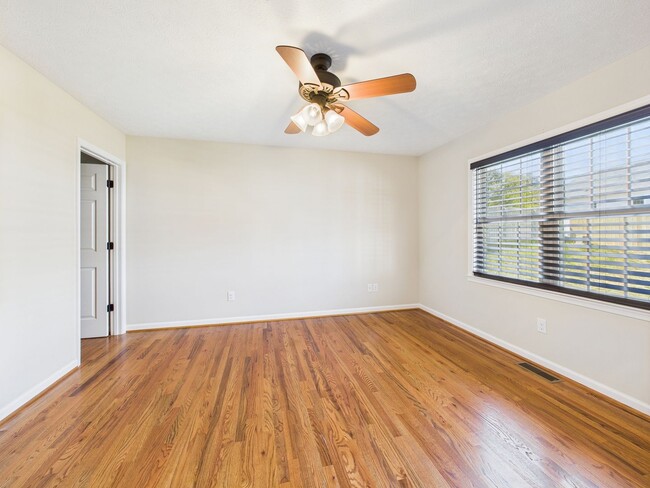 Building Photo - Bright & Spacious 4-Bedroom Home Located i...