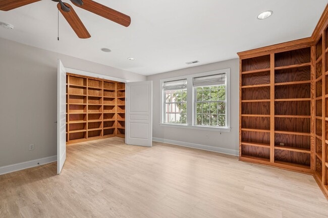 Building Photo - Spacious, Beautiful East Asheville Home