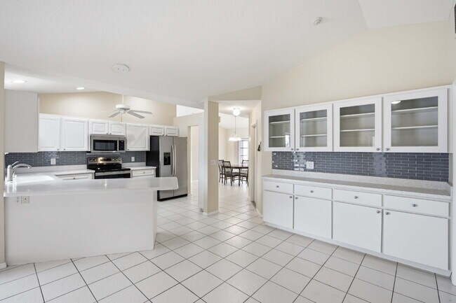Building Photo - "Spacious 3-Bedroom Retreat with 2 Full Baths in Rotonda West Pinehurst!"