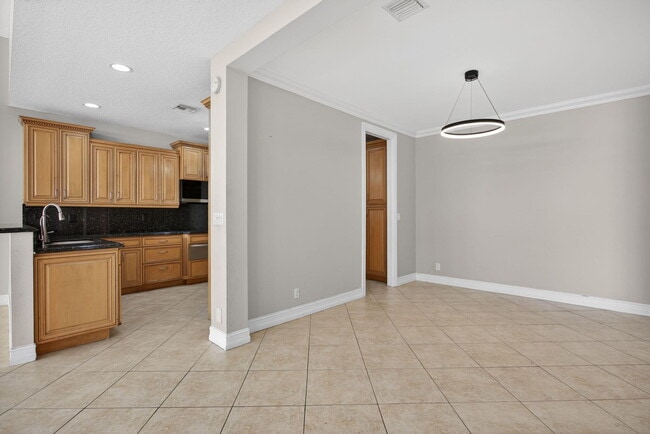 Building Photo - 4901 NE 29th Ave