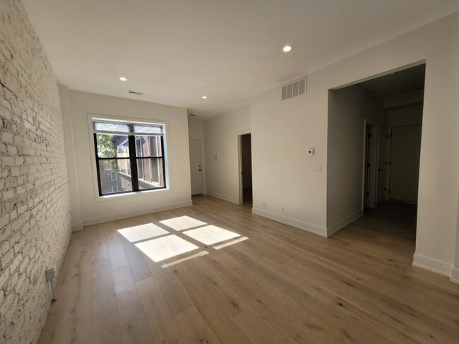 Building Photo - 2 bedroom in Chicago IL 60660