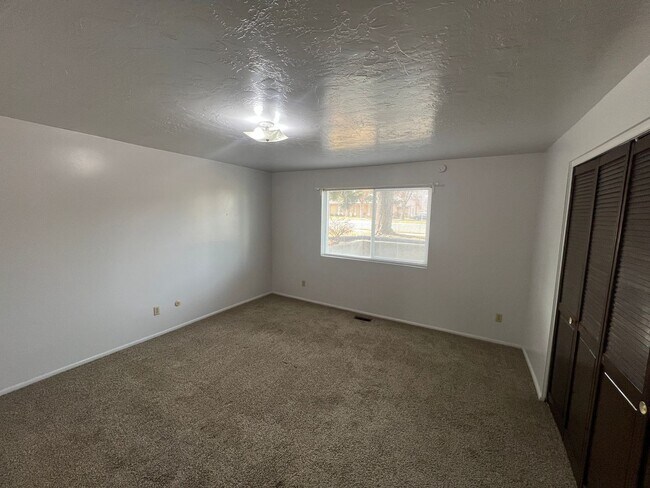 Building Photo - Union Park Apartment- Pics Coming Soon!