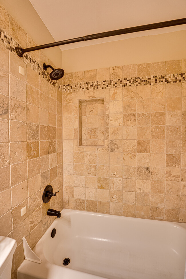 Building Photo - 1633 Hilton Head Dr