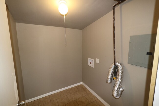 Building Photo - 4 Bedroom Ranch w/ Garage