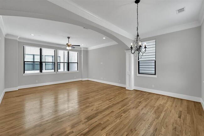 Building Photo - 910 W 20th St