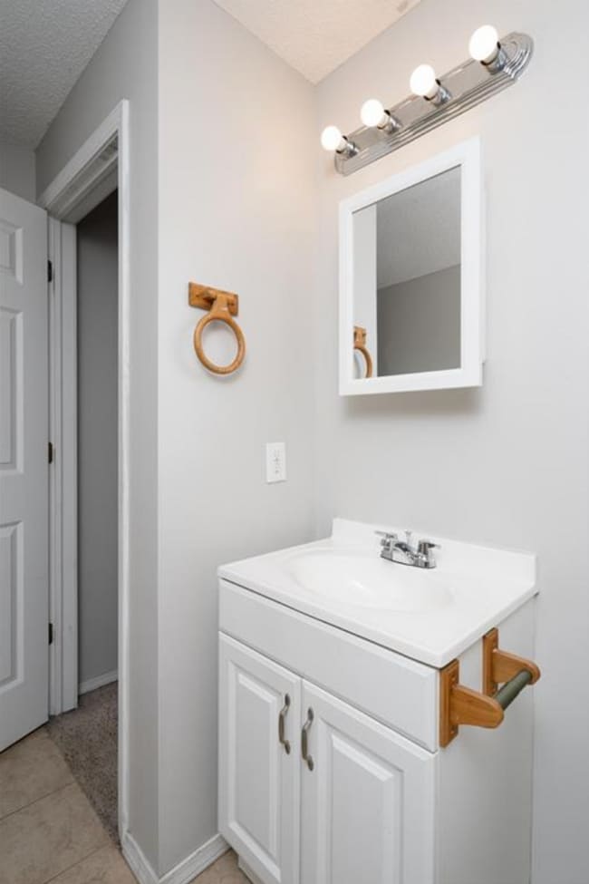 Building Photo - Perfect 4 bedroom count Home in Minneapolis