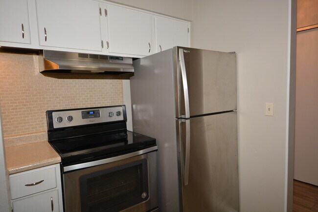 Building Photo - 4330 Villa Dr