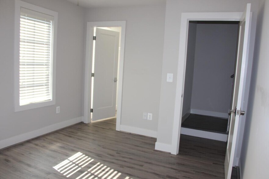 Building Photo - 916 N Buchanan Ct