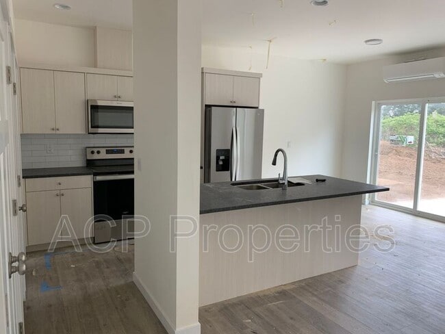 Building Photo - 2285 Brome St
