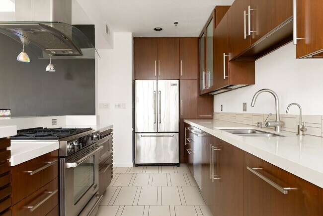Building Photo - Stylish End-Unit Townhome in Prime Santa Monica | Private Rooftop Deck & Bonus Room