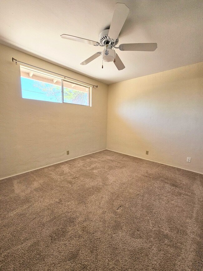 Building Photo - Spacious 3 bd 2 bath home.
