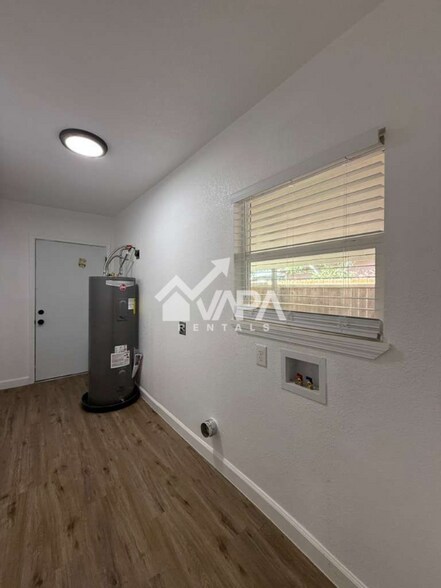 Building Photo - 411 Yolanda Dr