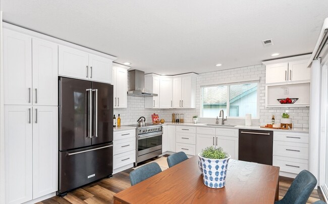 Building Photo - Bright Beautiful Home with huge fenced bac...