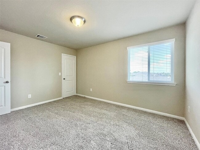 Building Photo - 415 Crater Lake Dr