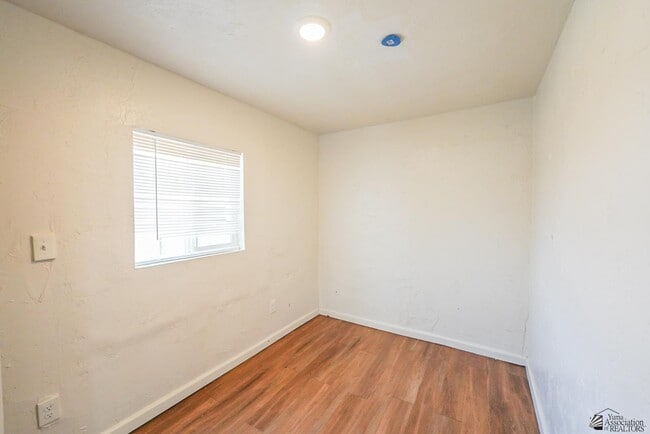Building Photo - 1181 W 8th Pl