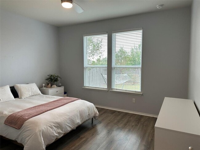 Building Photo - 302 Eves Necklace Dr.