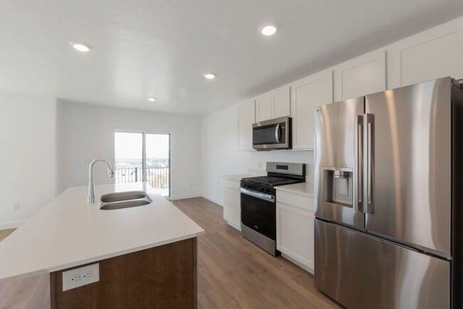 Building Photo - BRAND NEW LUXURY ROW END TOWNHOUSE W 2 CAR GARAGE