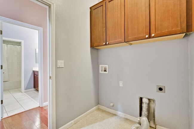 Building Photo - Spacious 3 Bedroom, 2 Bathroom Home with D...